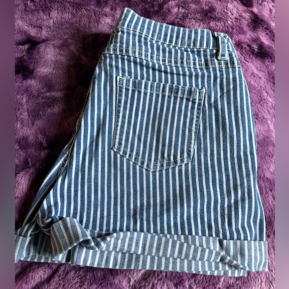 ❌SOLD❌ PINSTRIPE SHORTS - Picture 3 of 3